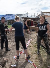 Úklid, opravy a demolice v obci Mikulčice poničené tornádem. Dobrovolníci.