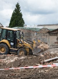 Úklid, obnova a demolice v obci Hrušky týden po zpustošení tornádem.