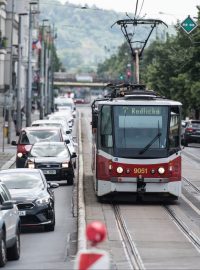 Opravy tramvajového pásu na Palackého náměstí způsobují kolony.