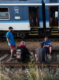 Lůžkové vozy, které dobrovolníkům slouží k přespávání, přivezl ve spolupráci s Českými drahami Cargo Albert Fikáček