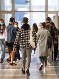 Studenti Gymnázia Nad Štolou 1. září přicházejí do školy.