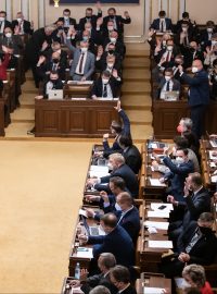 Poslanci si odhlasovali jednání přes půlnoc.