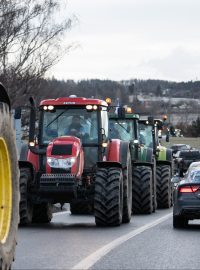 Řidiči na přilehlých komunikacích protest v klidu strpěli a mnozí dokonce blikáním a máváním vyjadřovali podporu.