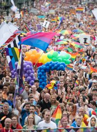 Průvodu Prague Pride se letos zúčastnilo podle odhadů policie až 60 tisíc lidí
