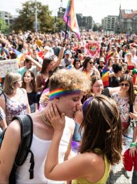 Prahou prošel v sobotu duhový průvod Prague Pride