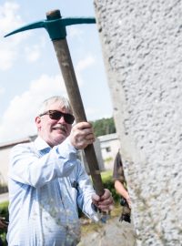 Symbolické zahájení bourání vepřína na místě  bývalého koncentračního tábora Lety