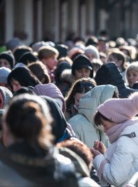 Ukrajinští uprchlíci čekají před dislokovanou pobočkou úřadu práce v Pražské tržnici v Holešovicích.