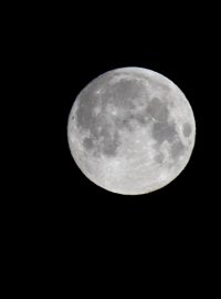 Supermoon, v časných ranních hodinách, 26. května 2021.