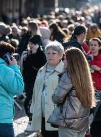 Ukrajinští uprchlíci čekají před dislokovanou pobočkou úřadu práce v Pražské tržnici v Holešovicích.