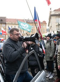 Z jednoho z vozů vystoupil oblíbenec publika - bývalý poslanec Lubomír Volný.