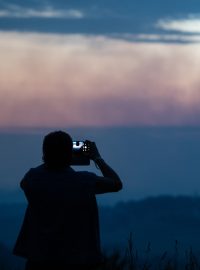 Večer plný kouře nad Českosaským Švýcarskem přitahuje zvědavce