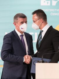 Premiér Andrej Babiš (ANO)  v Národním očkovacím centru O2 universu převzal od maďarského ministra zahraničí Pétera Szijjártóa zhruba 41 tisíc dávek vakcíny Pfizer/BioNTech.