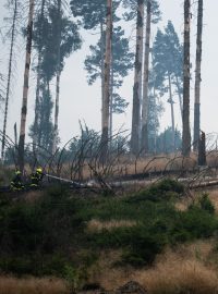 Hasiči v požářišti