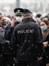 Policie pomáhá ukrajinským uprchlíkům před Kongresovým centrem.