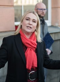 Ministryně obrany Jana Černochová u pamětní desky leteckého bombardování na konci války.