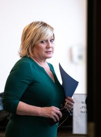 Alena Schillerová před jednáním Poslanecké sněmovny