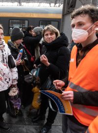 Ukrajinští uprchlíci přijeli vlakem z Přemyšle na Hlavní nádraží v Praze.