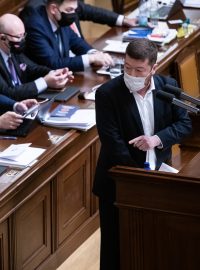 Tomio Okamura před sedmou ranní ukázal na ministra vnitra a předsedu Starostů a nezávislých Víta Rakušana a s kritikou sponzoringu STAN požádal o přestávku.