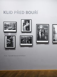 V Leica Gallery Prague je od pátku k vidění výstava fotografa Jaroslava Kučery, který má na svém kontě 14 fotografických publikací a je zastoupen ve sbírkách českých i zahraničních galerií. Jeho vystavený soubor nazvaný výstižně Klid před bouří mapuje období normalizace