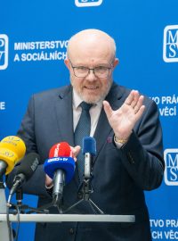 Ministr zdravotnictví Vlastimil Válek (TOP 09) a ministr práce a sociálních věcí Marian Jurečka (KDU-ČSL)