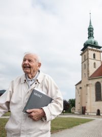 Architekt Václav Krejčí u přesunutého kostela Nanebevzetí P. Marie v Mostě