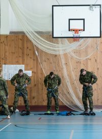 Nahlédli do tělocvičny, kde právě probíhal výcvik v lezení