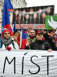 Kolem druhé hodiny vyšel z Opletalovy ulice pochod směrem k České televizi. Demonstranti požadovali desetiminutový prostor ve vysílání ČT