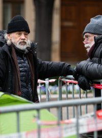 Signatář Charty 77 Jiří Gruntorád  a John Bok před Úřadem vlády drží protestní hladovku