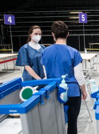 Plocha je rozdělená na několik desítek stanovišť - je tam připravený stůl, několik židlí, zdravotnický materiál a také tři zdravotníci z Ústřední vojenské nemocnice