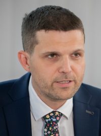 Ministr životního prostředí Petr Hladík (KDU-ČSL) na tiskové konferenci k zahájení programu Oprav dům po babičce