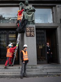 Aktivisté z Greenpeace v brzkých ranních hodinách uspořádali akci před budovou ministerstva zemědělství