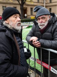 Signatář Charty 77 Jiří Gruntorád a John Bok před Úřadem vlády drží protestní hladovku