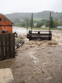 Říčka Bělá v České Vsi svou silnou o několik hodin později podemlela silnici první třídy