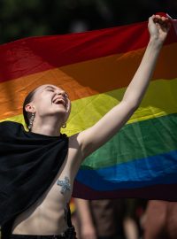 Centrem Prahy prošly v srpnu desítky tisíc lidí v průvodu hrdosti Prague Pride