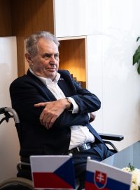 Miloš Zeman ve své kanceláři čeká na Petera Pellegriniho