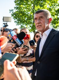 Andrej Babiš přichází do štábu ANO