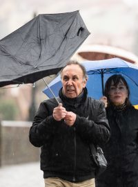 Turisté v dešti na Karlově mostě