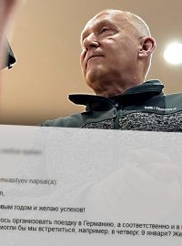 Sám Mitrjukov jakékoliv porušování pravidel nebo zákonů odmítl. „Já dělám všechno zákonně,“ konstatoval. Na snímku zachycen během schůzky s redaktory Radiožurnálu.