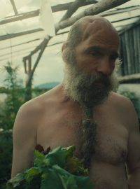 Raději zešílet v divočině jako festivalovou porotou oceněná „vtipná filmová pohlednice vzdávající hold mizejícímu umění zůstat sám sebou“