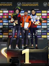 Martina Sáblíková na stupních vítězů po závodě na 5000 metrů