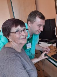 Seniorka Anna Vítková a sociální pracovník Tomáš Fořt