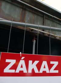 Stavba navíc není zapsána v katastru nemovitostí a historicky nikomu nepatřila. Teprve v roce 2013 úředníci radnice Prahy 4 rozhodli, že patří hlavnímu městu.