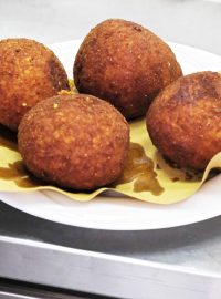 Sicilské arancini jsou vyhlášenou pochoutkou, pokud nejste v restauraci, jedí se z ruky