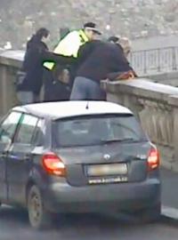 Žena chtěla skočit z Palackého mostu, policie ji strhla zpátky a zachránila jí život