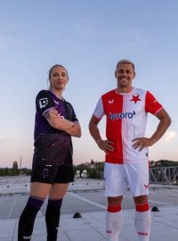 Slávisté v nových dresech na sezonu 2025/26 (zleva: Barbora Votíková, Tomáš Holeš, David Moses)