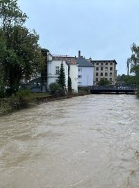 Voda z Krnova přes noc zmizela. Stojím suchou nohou u náměstí. Funguje tu i signál. Akorát neteče voda z kohoutku. Nejde elektřina.