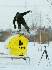 Popelnice, kontejner, lavička.Když je dostatek sněhu, snowboardisté si vytvoří překážku z čehokoliv