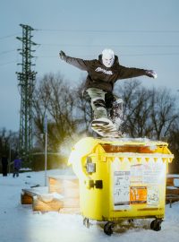 Štěpán Rokos umí se snowboardem všelijaké věci. Třeba tady využil kontejner na tříděný odpad jako překážku.