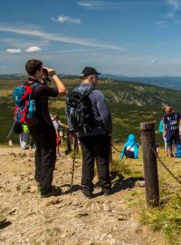 Každý rok přibývá turistů, kteří se vypraví na vrchol nejvyšší české hory.