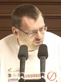 Poslanec Lubomír Volný (nezařazený, dříve SPD) ve sněmovně promluvil bez roušky. Odmítá ji nosit